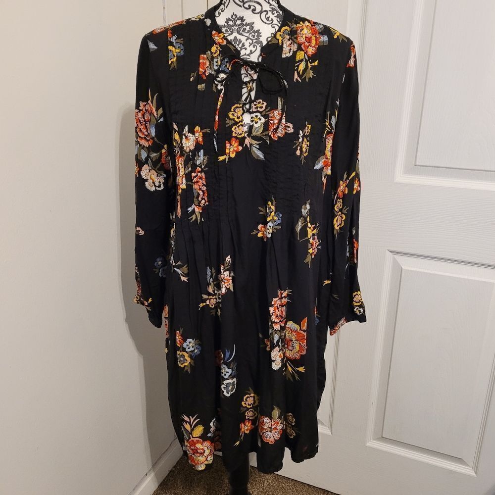 ‎Old Navy lace up floral dress